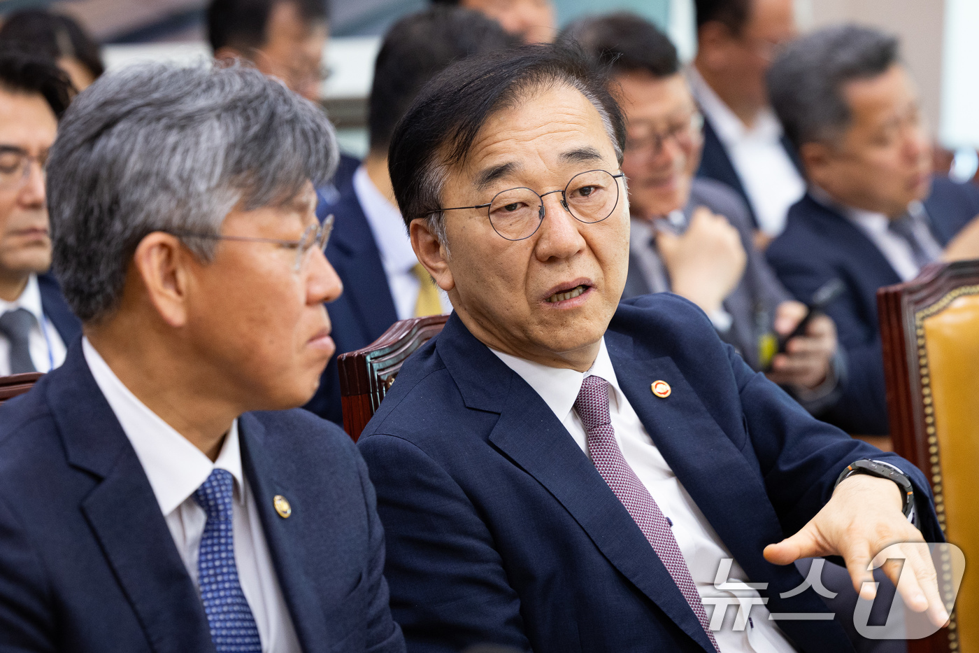 (서울=뉴스1) 유승관 기자 = 김윤덕 국토교통부 장관과 김이탁 1차관이 30일 서울 여의도 국회에서 제434회 국회(임시회) 폐회중 열린 국토교통위원회 제4차 전체회의에 출석해 …