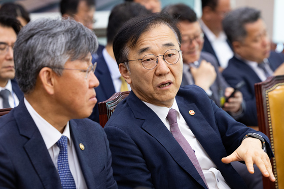 국토위 출석해 대화 나누는 김윤덕 장관과 김이탁 1차관