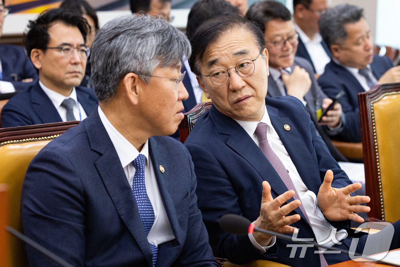 본문 이미지 - 김윤덕 국토교통부 장관과 김이탁 1차관이 30일 서울 여의도 국회에서 제434회 국회(임시회) 폐회중 열린 국토교통위원회 제4차 전체회의에 출석해 대화하고 있다. 2026.4.30 ⓒ 뉴스1 유승관 기자