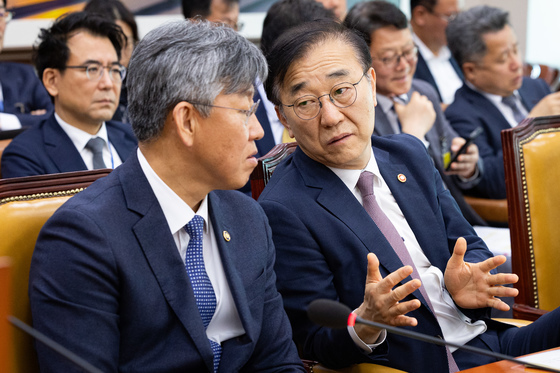 김이탁 1차관과 대화하는 김윤덕 국토교통부 장관