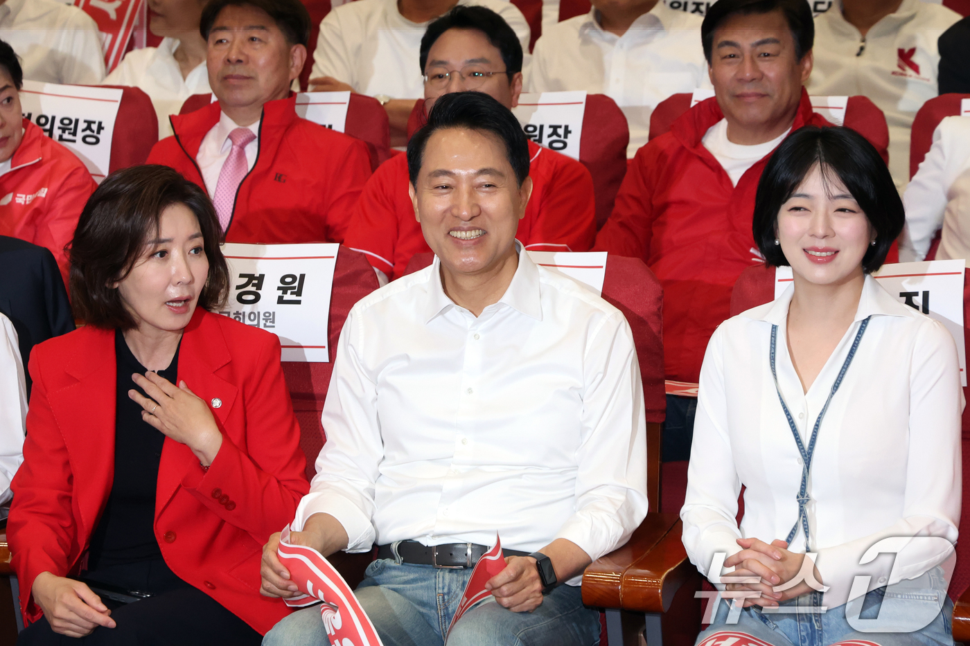(서울=뉴스1) 황기선 기자 = 나격원 국민의힘 의원과 오세훈 서울시장 후보, 배현진 서울시당위원장이 30일 오전 서울 여의도 국회에서 열린 '제9회 전국동시지방선거 국민의힘 서울 …