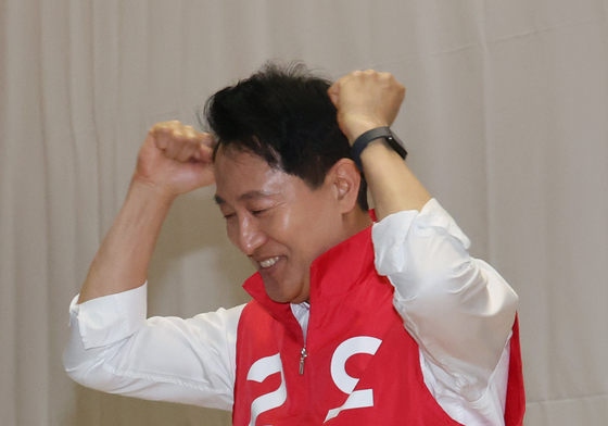 주먹 불끈 쥔 오세훈 서울시장