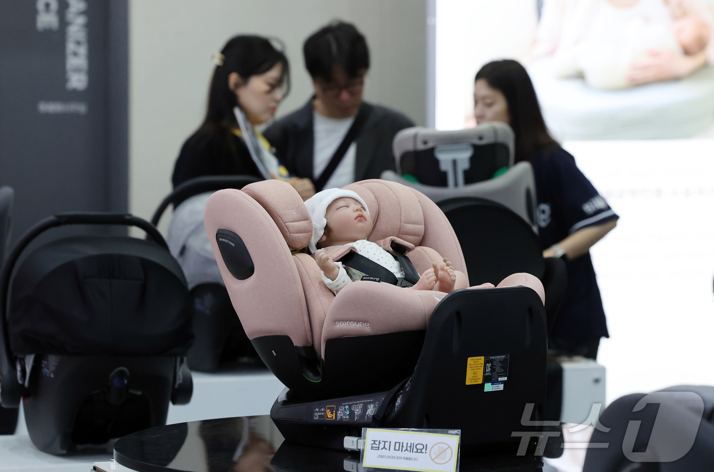 (서울=뉴스1) 김진환 기자 = 30일 서울 강남구 코엑스에서 열린 ‘코베 베이비페어’를 찾은 참관객들이 다양한 육아용품을 살펴보고 있다. 2026.4.30/뉴스1