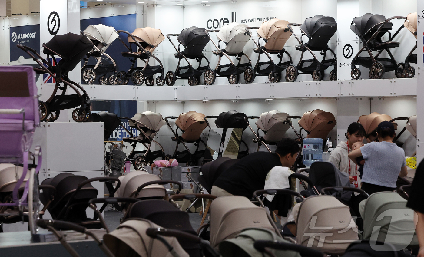 (서울=뉴스1) 김진환 기자 = 30일 서울 강남구 코엑스에서 열린 ‘코베 베이비페어’를 찾은 참관객들이 다양한 육아용품을 살펴보고 있다. 2026.4.30/뉴스1