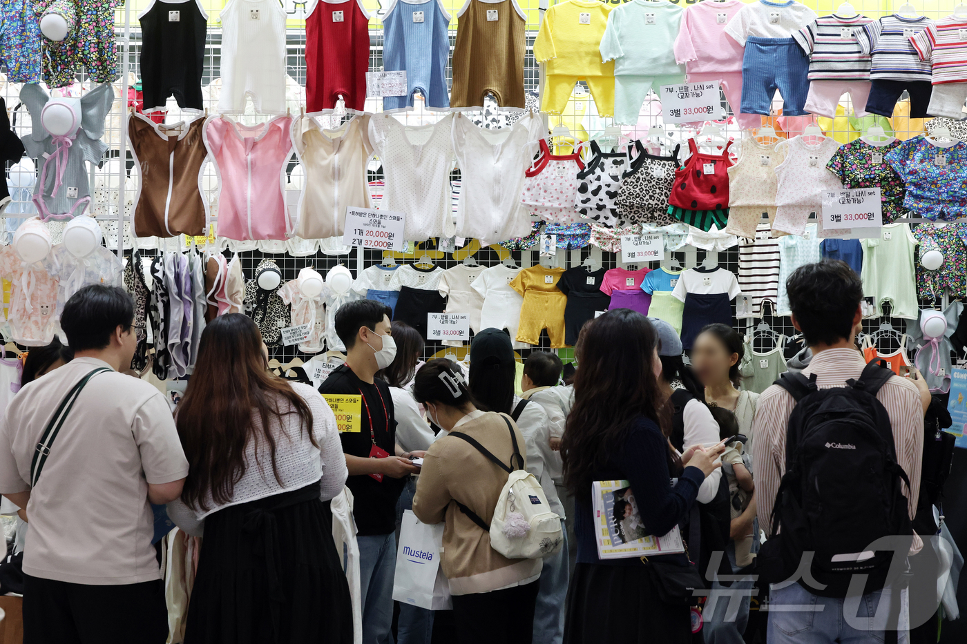 (서울=뉴스1) 김진환 기자 = 30일 서울 강남구 코엑스에서 열린 ‘코베 베이비페어’를 찾은 참관객들이 다양한 육아용품을 살펴보고 있다. 2026.4.30/뉴스1