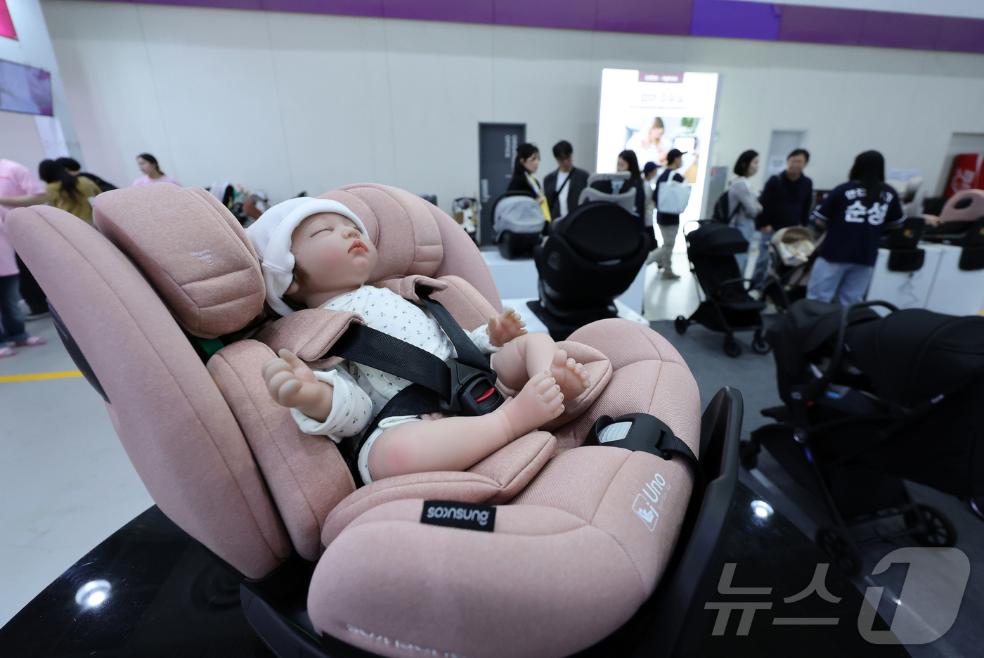 (서울=뉴스1) 김진환 기자 = 30일 서울 강남구 코엑스에서 열린 ‘코베 베이비페어’를 찾은 참관객들이 다양한 육아용품을 살펴보고 있다. 2026.4.30/뉴스1