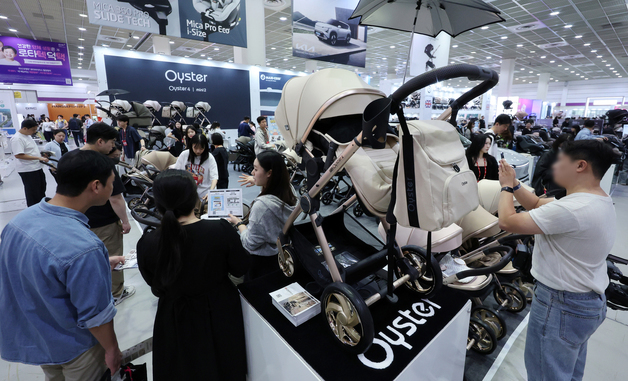 '유모차에 관심 집중'