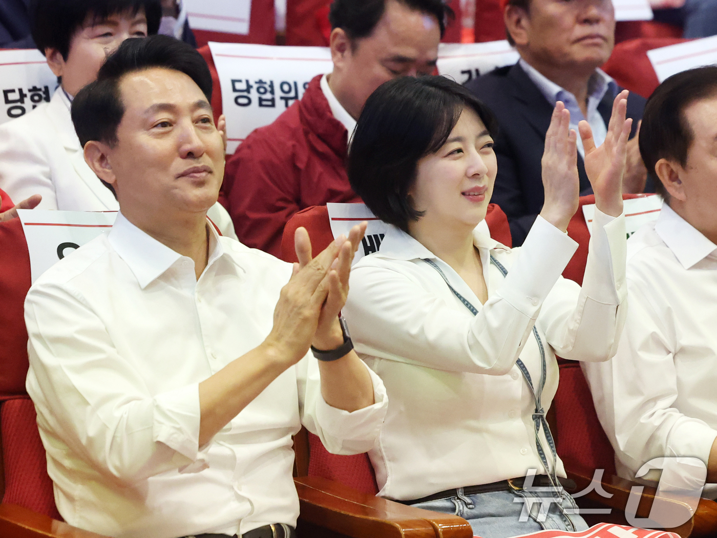 (서울=뉴스1) 황기선 기자 = 오세훈 국민의힘 서울시장 후보와 배현진 서울시당위원장이 30일 오전 서울 여의도 국회에서 열린 '제9회 전국동시지방선거 국민의힘 서울시당 필승결의 …