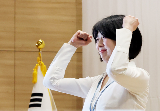 배현진 위원장, 두 주먹 '불끈'