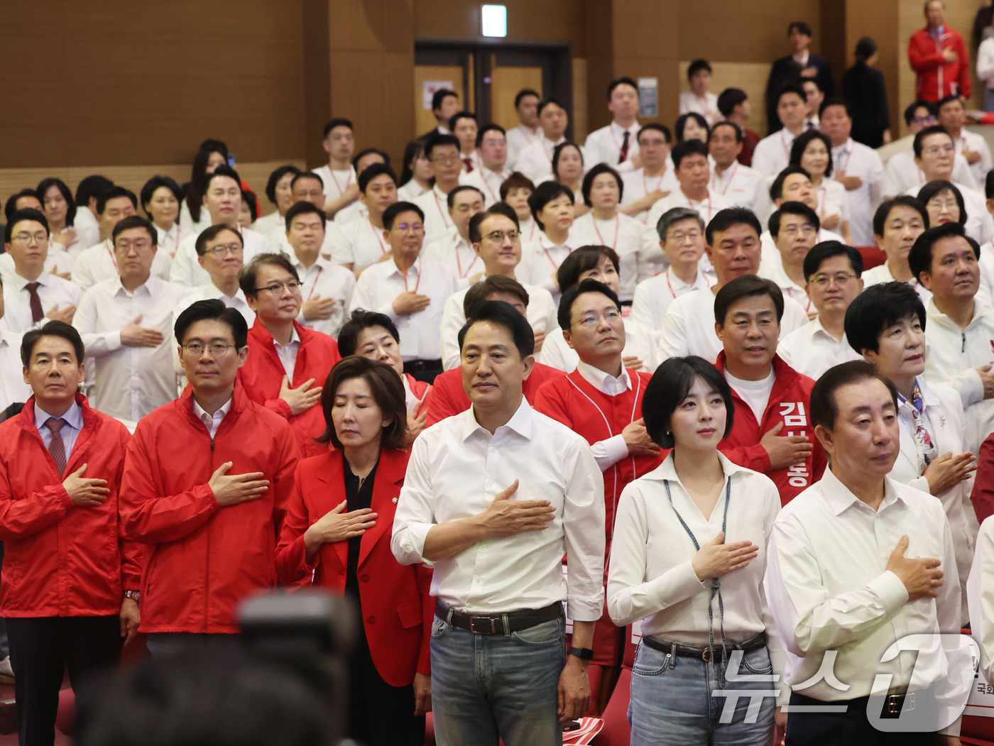 (서울=뉴스1) 황기선 기자 = 오세훈 국민의힘 서울시장 후보와 배현진 서울시당위원장이 30일 오전 서울 여의도 국회에서 열린 '제9회 전국동시지방선거 국민의힘 서울시당 필승결의 …