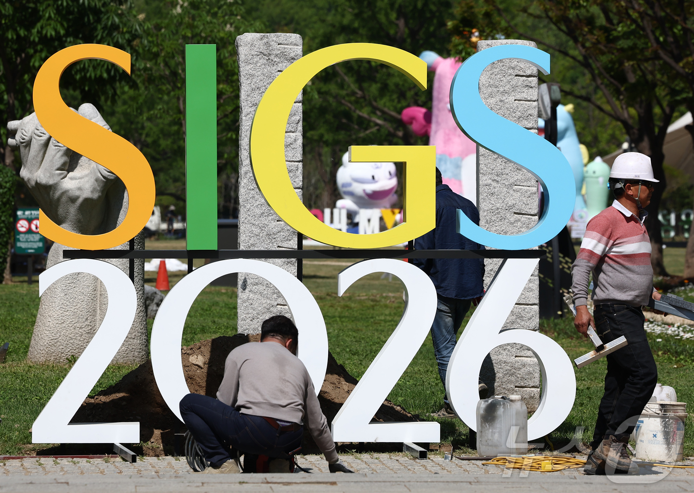 (서울=뉴스1) 김민지 기자 = 2026 서울국제정원박람회 개막을 하루 앞둔 30일 오전 서울 성동구 서울숲에서 관계자들이 조형물을 정돈하고 있다.서울국제정원박람회는 다음달 1일부 …