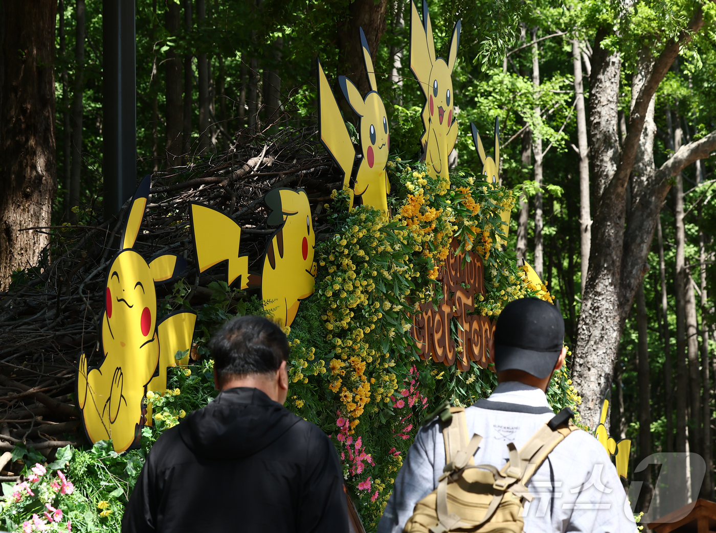 (서울=뉴스1) 김민지 기자 = 2026 서울국제정원박람회 개막을 하루 앞둔 30일 오전 서울 성동구 서울숲에서 피카츄 등 조형물들이 전시돼 있다.서울국제정원박람회는 다음달 1일부 …