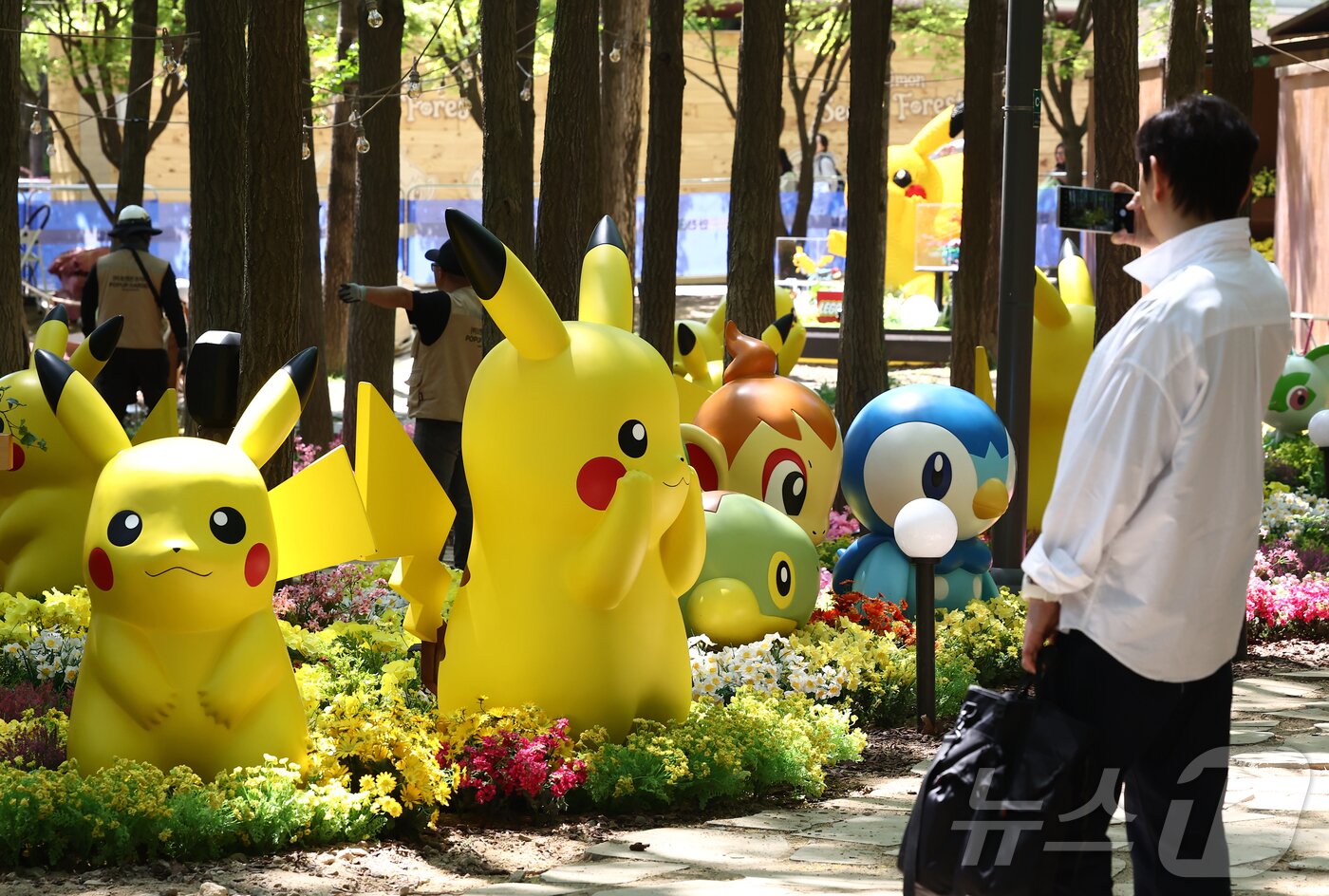본문 이미지 - 2026 서울국제정원박람회 개막을 하루 앞둔 30일 오전 서울 성동구 서울숲에서 피카츄 등 조형물들이 전시돼 있다. 서울국제정원박람회는 다음달 1일부터 10월 27일까지 열린다.2026.4.30 ⓒ 뉴스1 김민지 기자