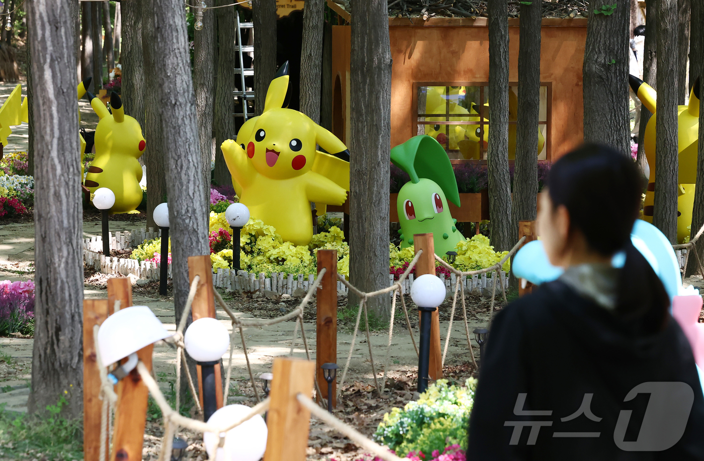 (서울=뉴스1) 김민지 기자 = 2026 서울국제정원박람회 개막을 하루 앞둔 30일 오전 서울 성동구 서울숲에서 피카츄 등 조형물들이 전시돼 있다.서울국제정원박람회는 다음달 1일부 …