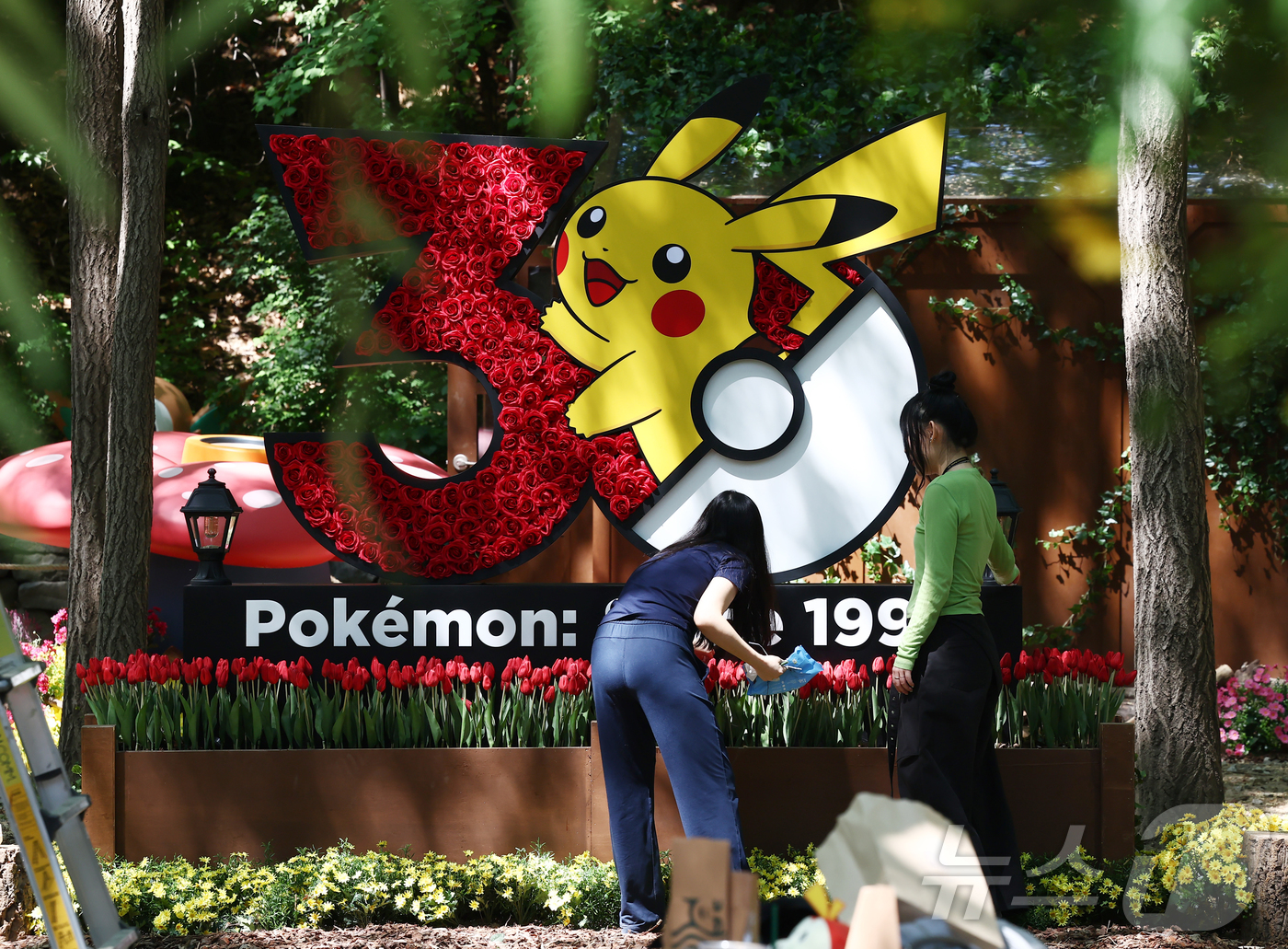 (서울=뉴스1) 김민지 기자 = 2026 서울국제정원박람회 개막을 하루 앞둔 30일 오전 서울 성동구 서울숲에서 관계자들이 조형물을 정돈하고 있다.서울국제정원박람회는 다음달 1일부 …