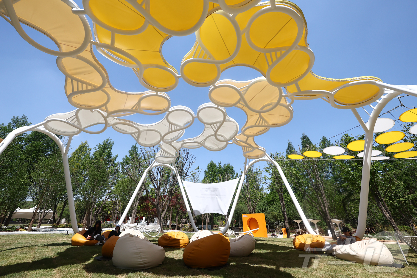 (서울=뉴스1) 김민지 기자 = 2026 서울국제정원박람회 개막을 하루 앞둔 30일 오전 서울 성동구 서울숲에 조형물이 전시돼 있다.서울국제정원박람회는 다음달 1일부터 10월 27 …