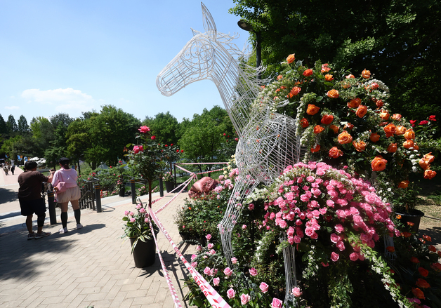 알록달록 꽃과 조형물이 한 가득