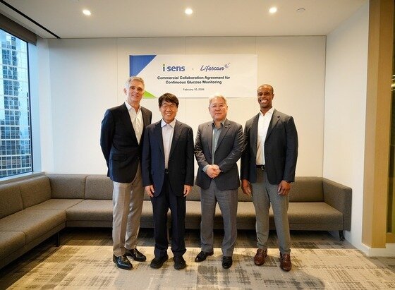 본문 이미지 - 아이센스와 라이프스캔 임원들이 공급 계약을 체결하고 있다. 왼쪽부터 Michael Hooks(LifeScan CEO), 남학현 대표이사(아이센스 CEO), 안상도 부사장(아이센스 CCO), James Rushing(LifeScan CFO)이다. (아이센스 제공)