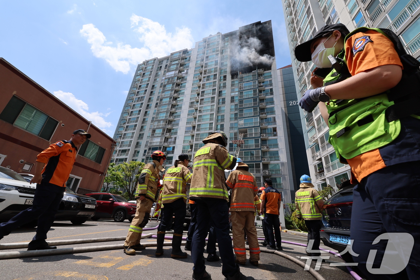 (의왕=뉴스1) 안은나 기자 = 30일 경기 의왕시 내손동 아파트 단지에서 화재로 주민 2명이 사망한 가운데 소방대원들이 화재를 진압하고 있다. 2026.4.30/뉴스1