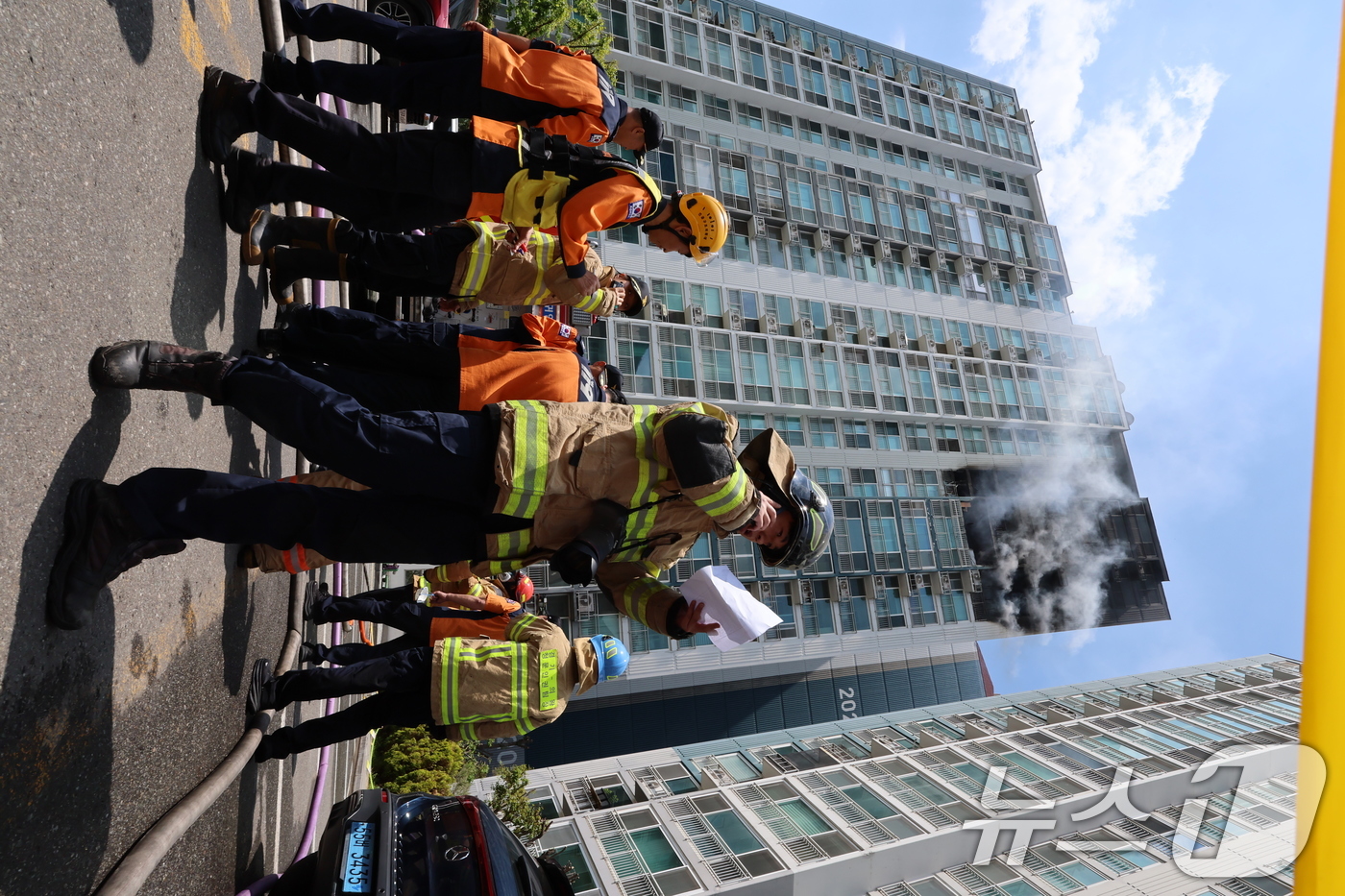 (의왕=뉴스1) 안은나 기자 = 30일 경기 의왕시 내손동 아파트 단지에서 화재로 주민 2명이 사망한 가운데 소방대원들이 화재를 진압하고 있다. 2026.4.30/뉴스1