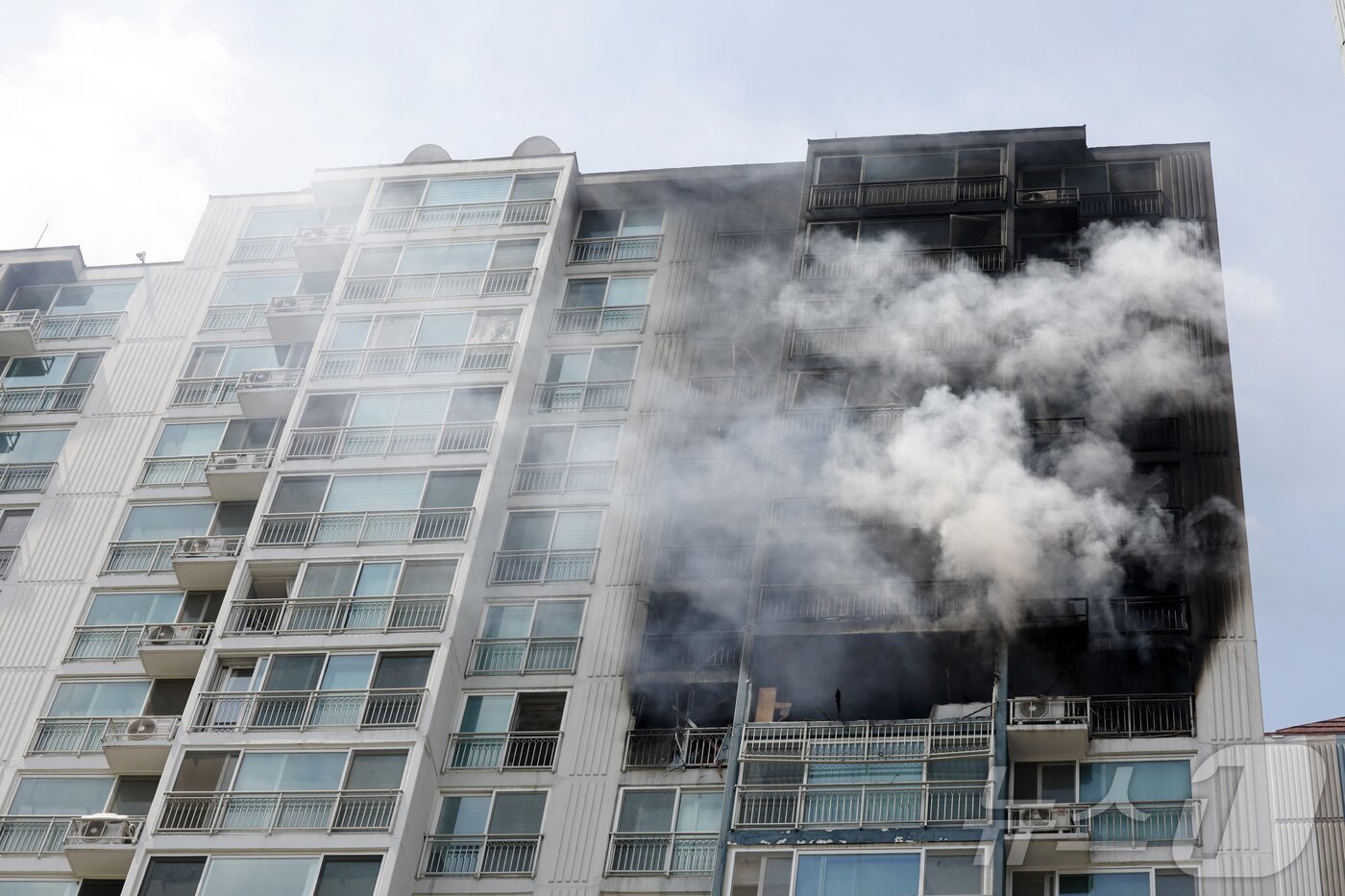 본문 이미지 - 30일 경기 의왕시 내손동 아파트 단지에서 화재가 발생해 연기가 피어오르고 있다, 이번 화재로 2명이 사망했다. 2026.4.30 ⓒ 뉴스1 안은나 기자