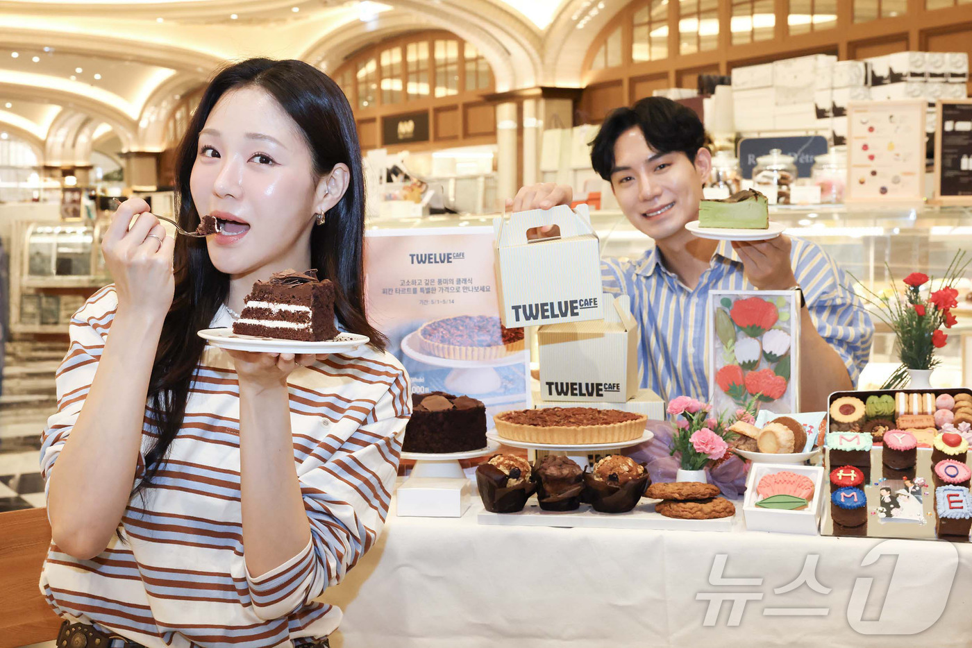 (서울=뉴스1) = 신세계백화점은 하우스오브신세계 청담에 새롭게 오픈한 웰니스 커뮤니티 카페 '트웰브 카페'의 케이크와 베이커리를 오는 1일부터 14일까지 강남점 지하 1층 스위트 …