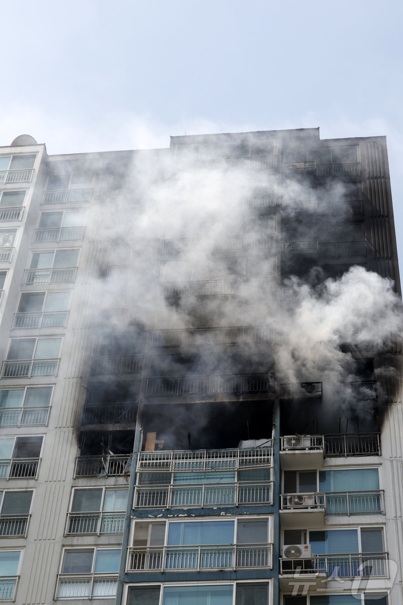 (의왕=뉴스1) 안은나 기자 = 30일 경기 의왕시 내손동 아파트 단지에서 화재가 발생해 연기가 피어오르고 있다, 이번 화재로 2명이 사망했다. 2026.4.30/뉴스1