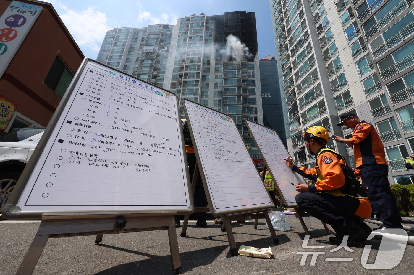 본문 이미지 - 30일 경기 의왕시 내손동 아파트 단지에서 화재로 주민 2명이 사망한 가운데 소방대원들이 화재를 진압하고 있다. 2026.4.30 ⓒ 뉴스1 안은나 기자
