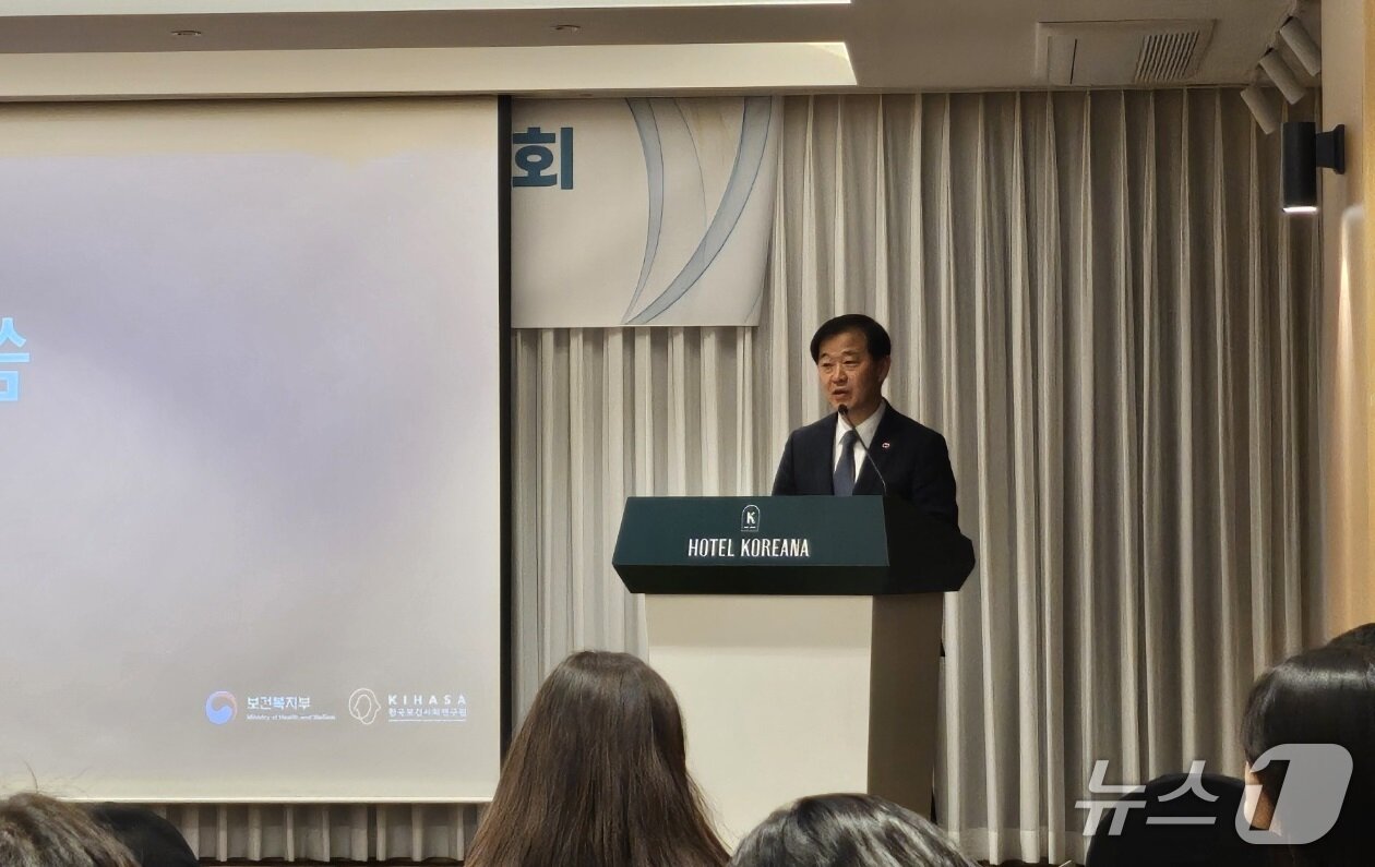 본문 이미지 - 이형훈 복지부 제2차관이 30일 'AI 기본의료 제1차 전문가 정책 간담회'에서 축사를 하고 있다. 천선휴 기자