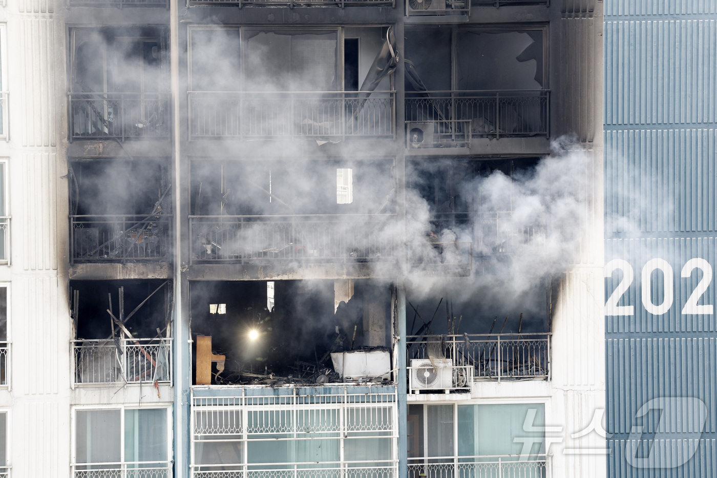 (의왕=뉴스1) 안은나 기자 = 30일 경기 의왕시 내손동 아파트 단지에서 화재가 발생해 소방대원들이 진압하고 있다. 2026.4.30/뉴스1