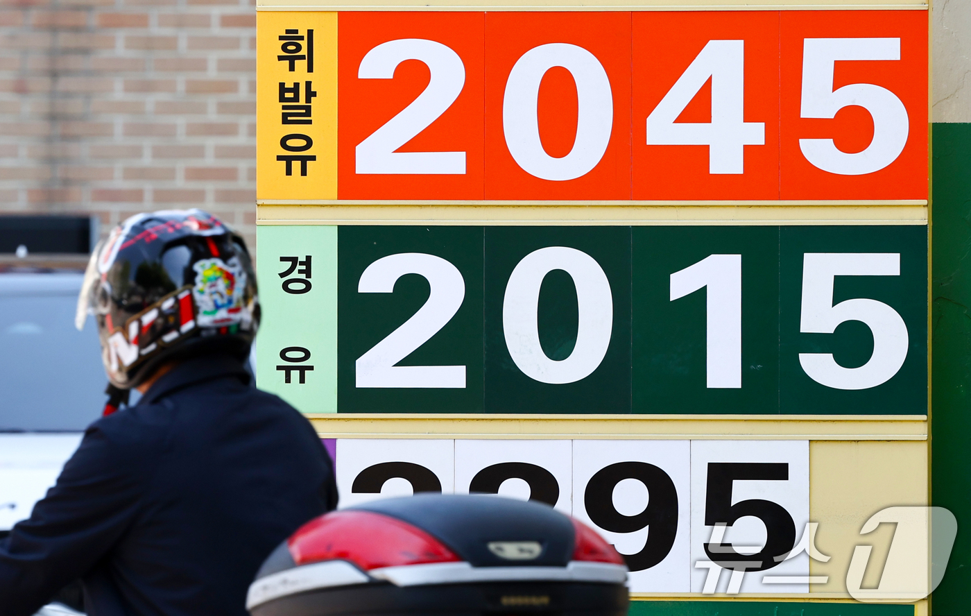 (서울=뉴스1) 최지환 기자 = 브렌트유 선물이 장중 120달러를 돌파하는 등 국제 유가가 고공행진하는 30일 서울의 한 주유소에 휘발유와 경유 가격이 표시되어 있다.한국석유공사 …