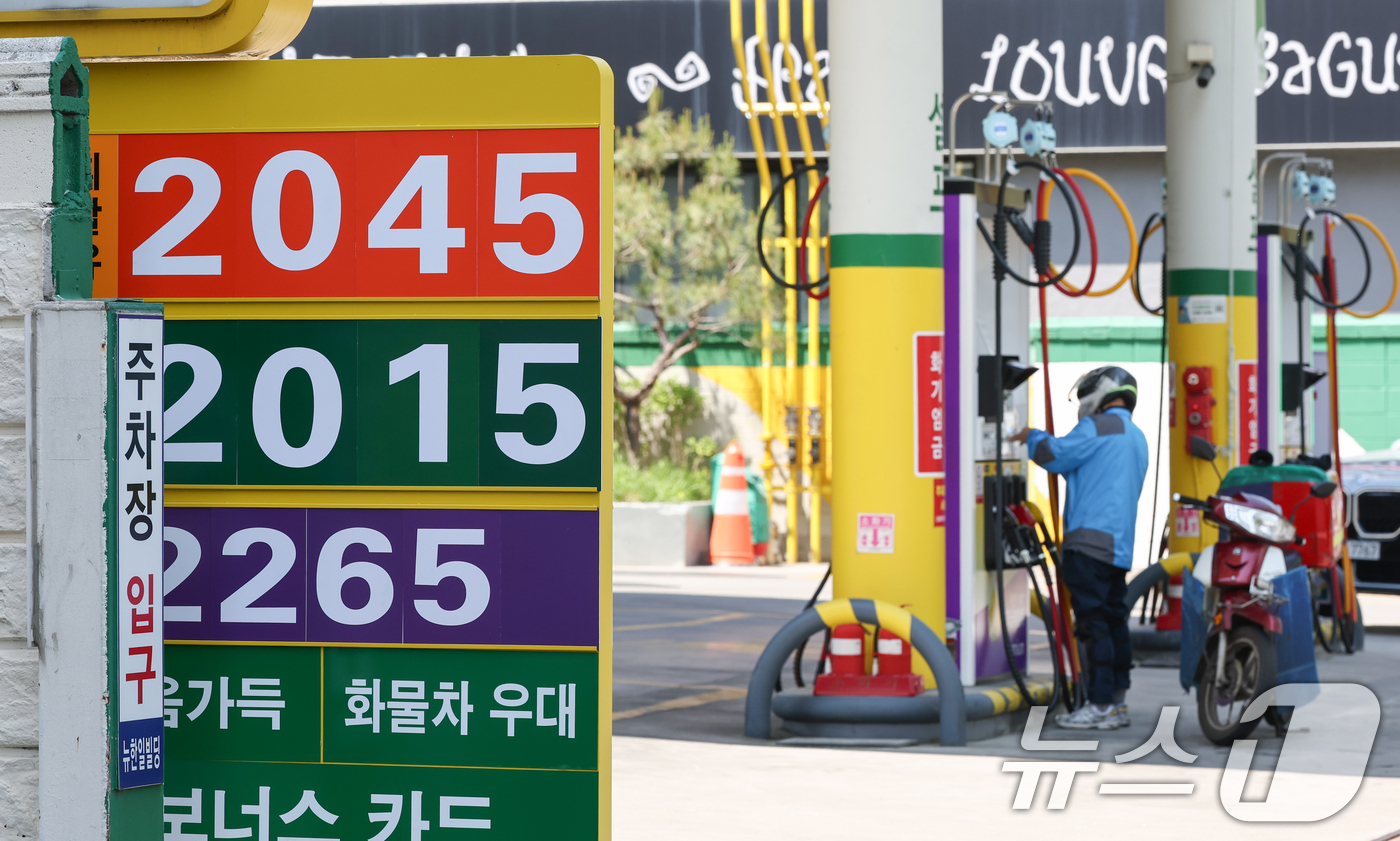 (서울=뉴스1) 최지환 기자 = 브렌트유 선물이 장중 120달러를 돌파하는 등 국제 유가가 고공행진하는 30일 서울의 한 주유소에 휘발유와 경유 가격이 표시되어 있다.한국석유공사 …