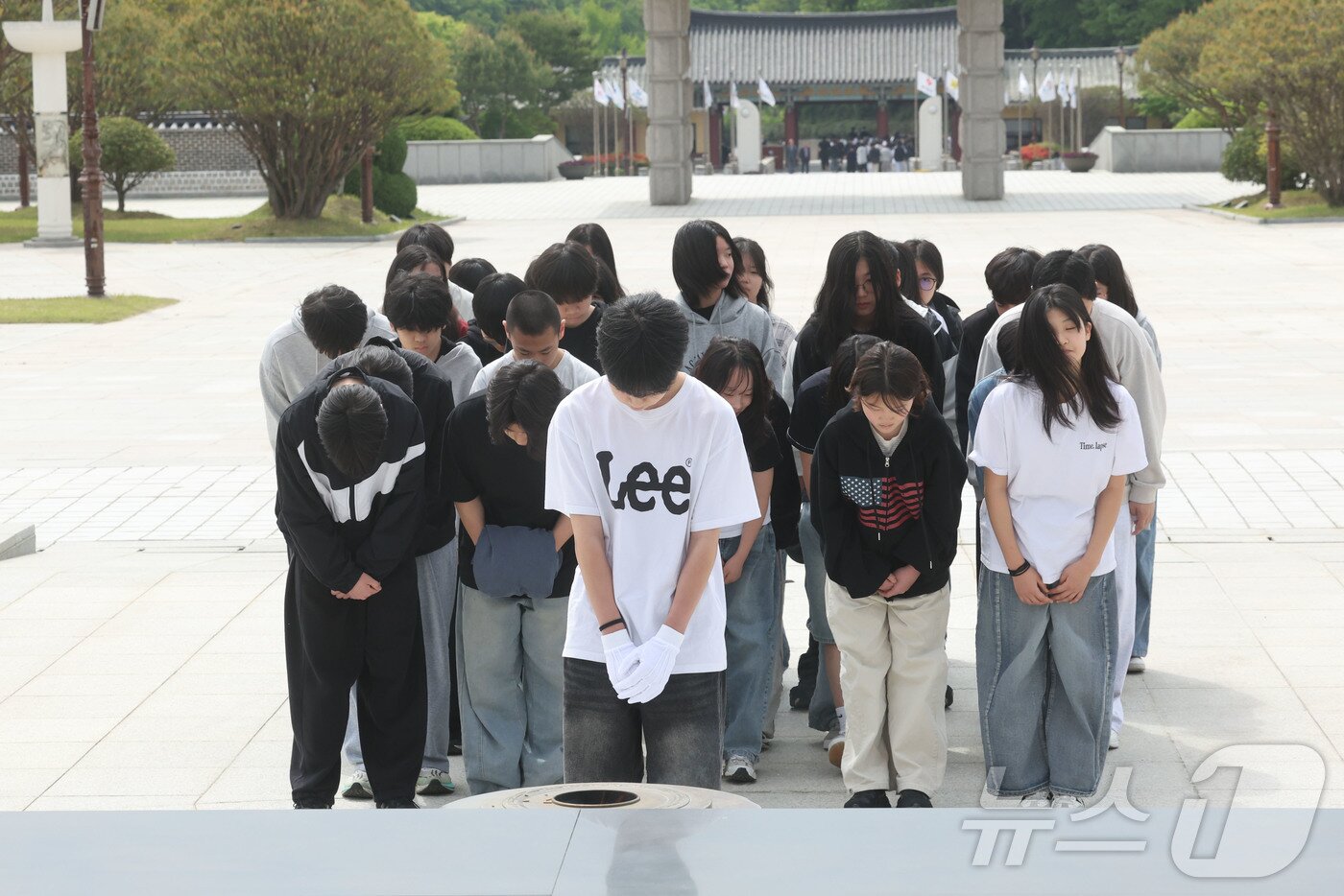 본문 이미지 - 30일 오전 광주 북구 운정동 국립5.18민주묘역에서 춘천에서 온 가정중학교 학생들이 참배하고 있다. 2026.4.30 ⓒ 뉴스1 조수민 수습기자