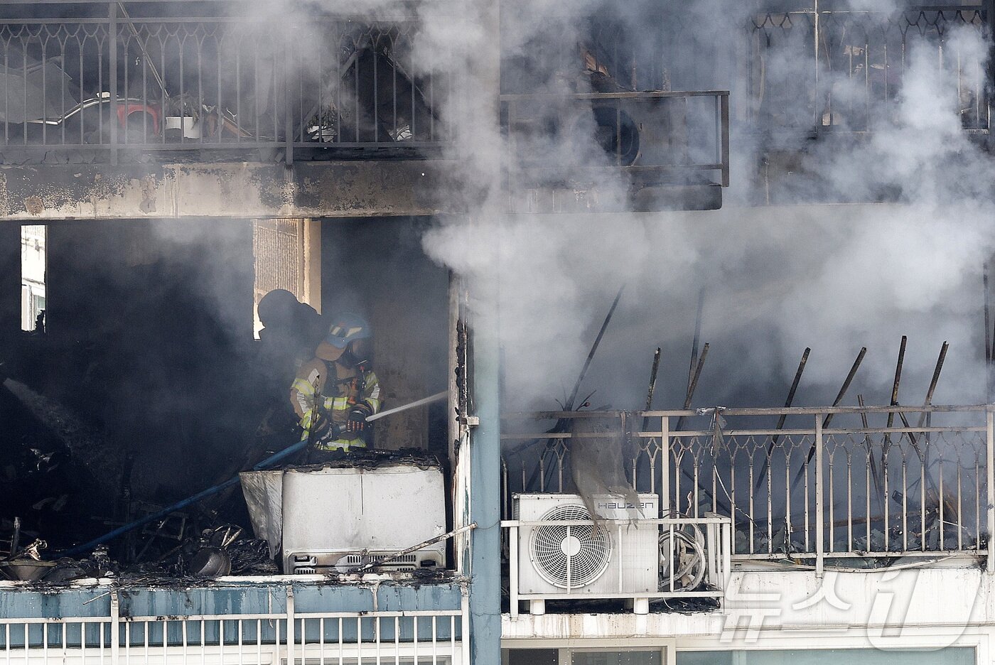 본문 이미지 - 30일 경기 의왕시 내손동 아파트 단지에서 화재가 발생해 소방대원들이 진압하고 있다. 이번 화재로 2명이 사망했다. 2026.4.30 ⓒ 뉴스1 안은나 기자