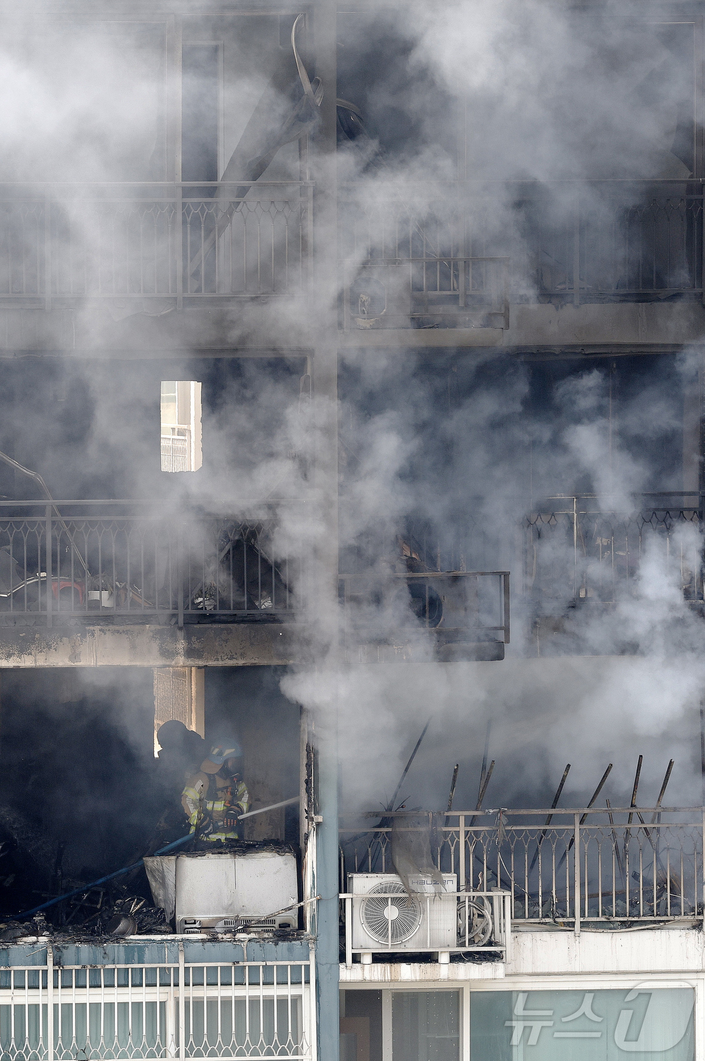 (의왕=뉴스1) 안은나 기자 = 30일 경기 의왕시 내손동 아파트 단지에서 화재가 발생해 소방대원들이 진압하고 있다. 이번 화재로 2명이 사망했다. 2026.4.30/뉴스1