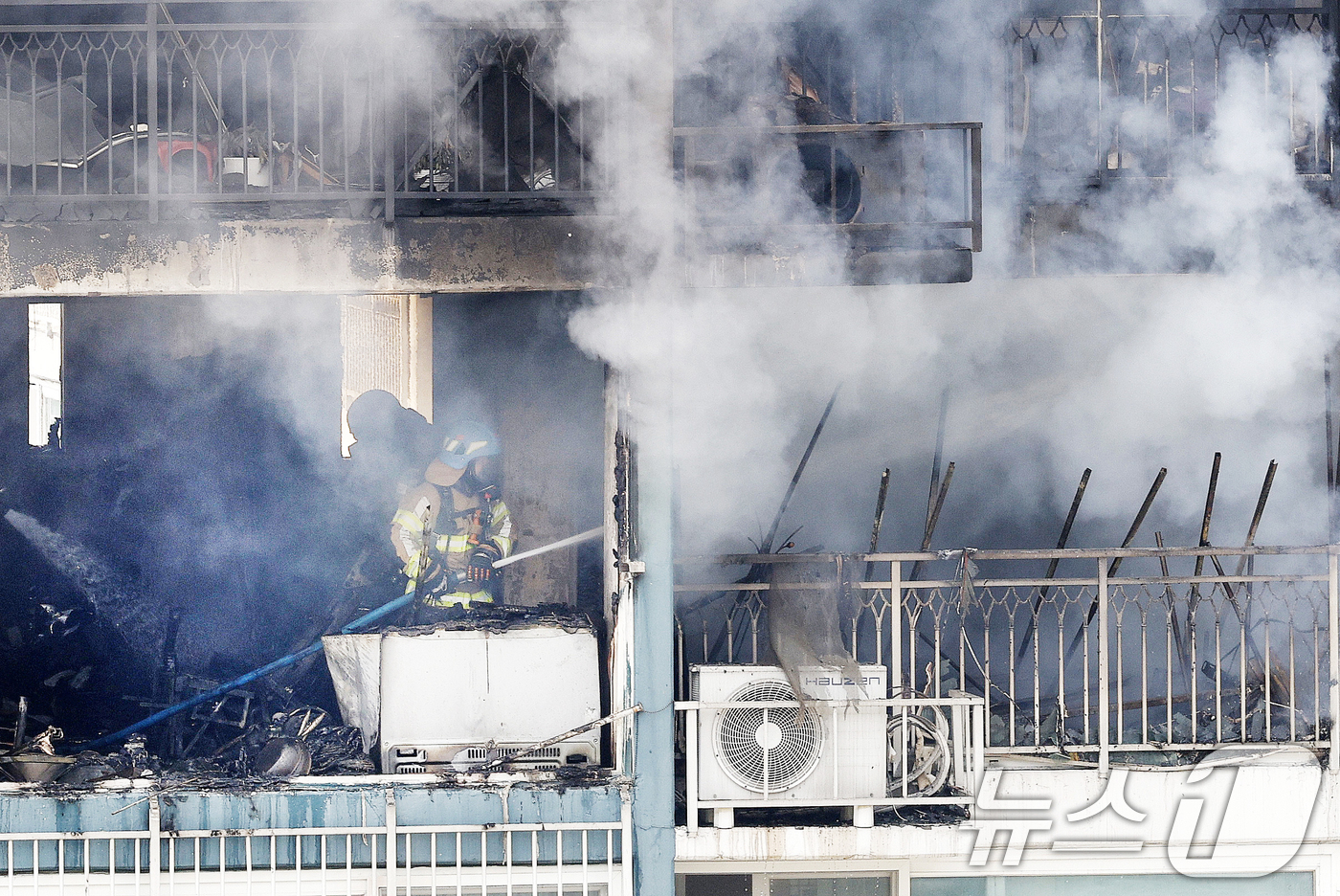 (의왕=뉴스1) 안은나 기자 = 30일 경기 의왕시 내손동 아파트 단지에서 화재가 발생해 소방대원들이 진압하고 있다. 이번 화재로 2명이 사망했다. 2026.4.30/뉴스1