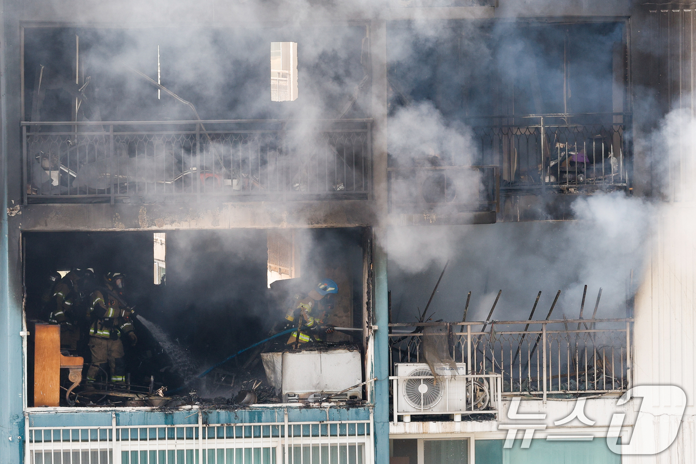 (의왕=뉴스1) 안은나 기자 = 30일 경기 의왕시 내손동 아파트 단지에서 화재가 발생해 소방대원들이 진압하고 있다. 이번 화재로 2명이 사망했다. 2026.4.30/뉴스1