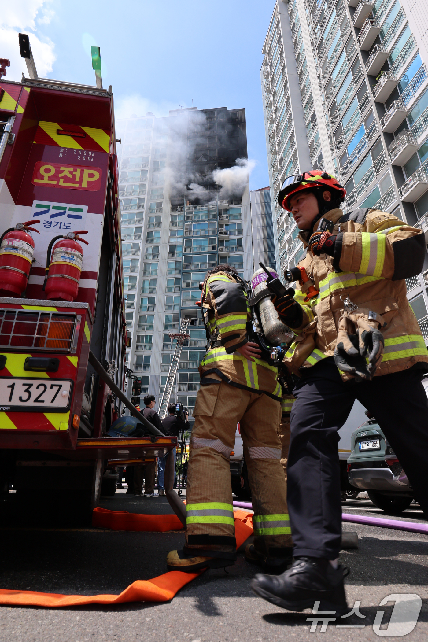 (의왕=뉴스1) 안은나 기자 = 30일 경기 의왕시 내손동 아파트 단지에서 화재가 발생해 소방대원들이 진압하고 있다. 이번 화재로 2명이 사망했다. 2026.4.30/뉴스1