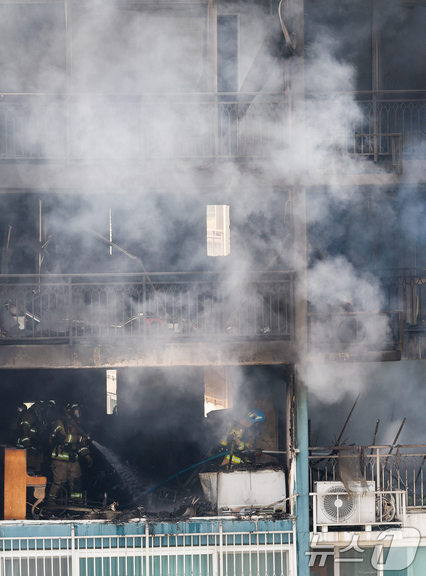 (의왕=뉴스1) 안은나 기자 = 30일 경기 의왕시 내손동 아파트 단지에서 화재가 발생해 소방대원들이 진압하고 있다. 이번 화재로 2명이 사망했다. 2026.4.30/뉴스1
