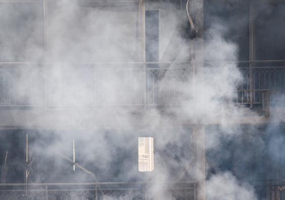 의왕 아파트 화재 진압하는 소방