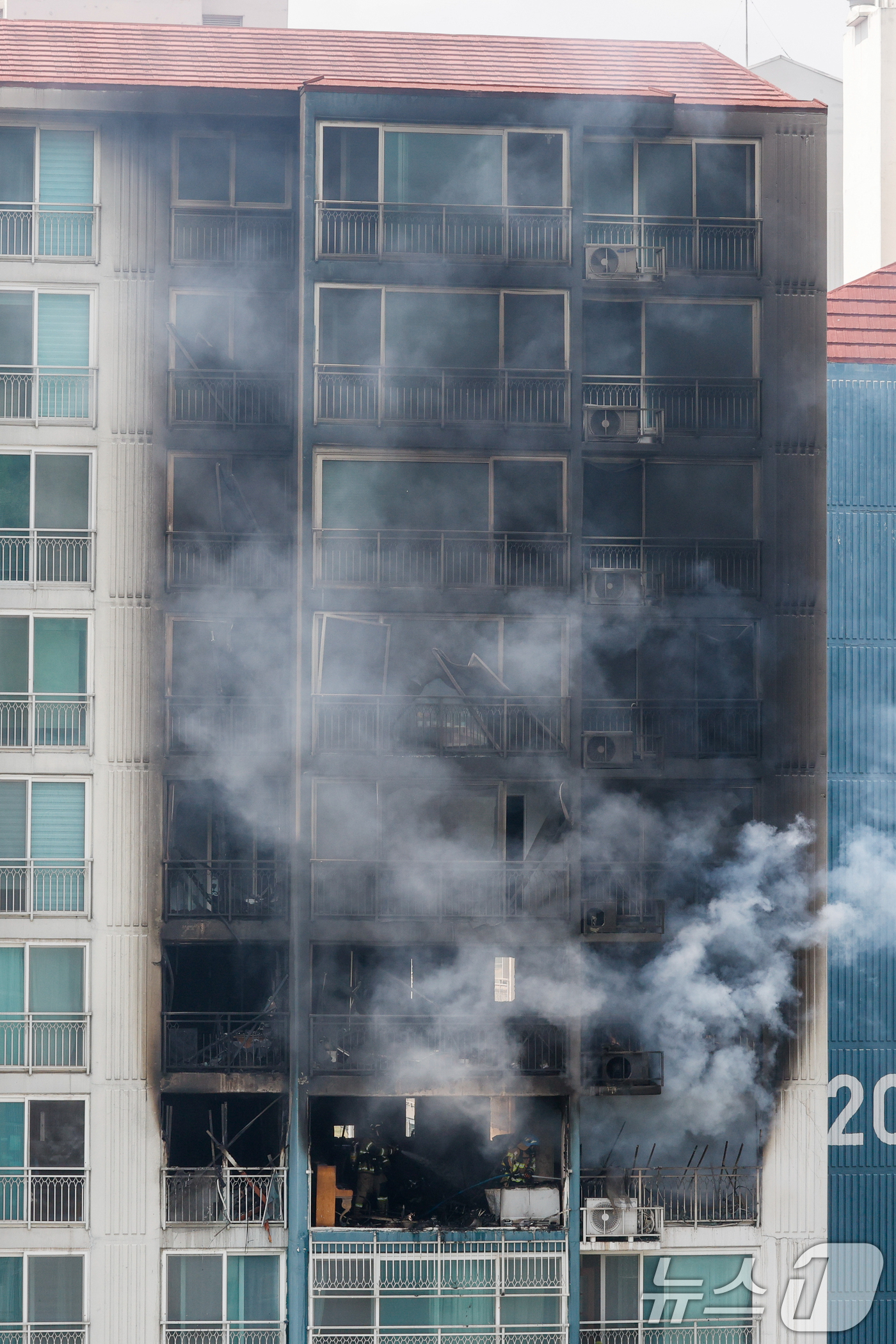 (의왕=뉴스1) 안은나 기자 = 30일 경기 의왕시 내손동 아파트 단지에서 화재가 발생해 소방대원들이 진압하고 있다. 이번 화재로 2명이 사망했다. 2026.4.30/뉴스1