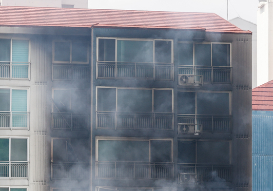 의왕 아파트 14층서 화재, 20층까지 까맣게 탄 외벽