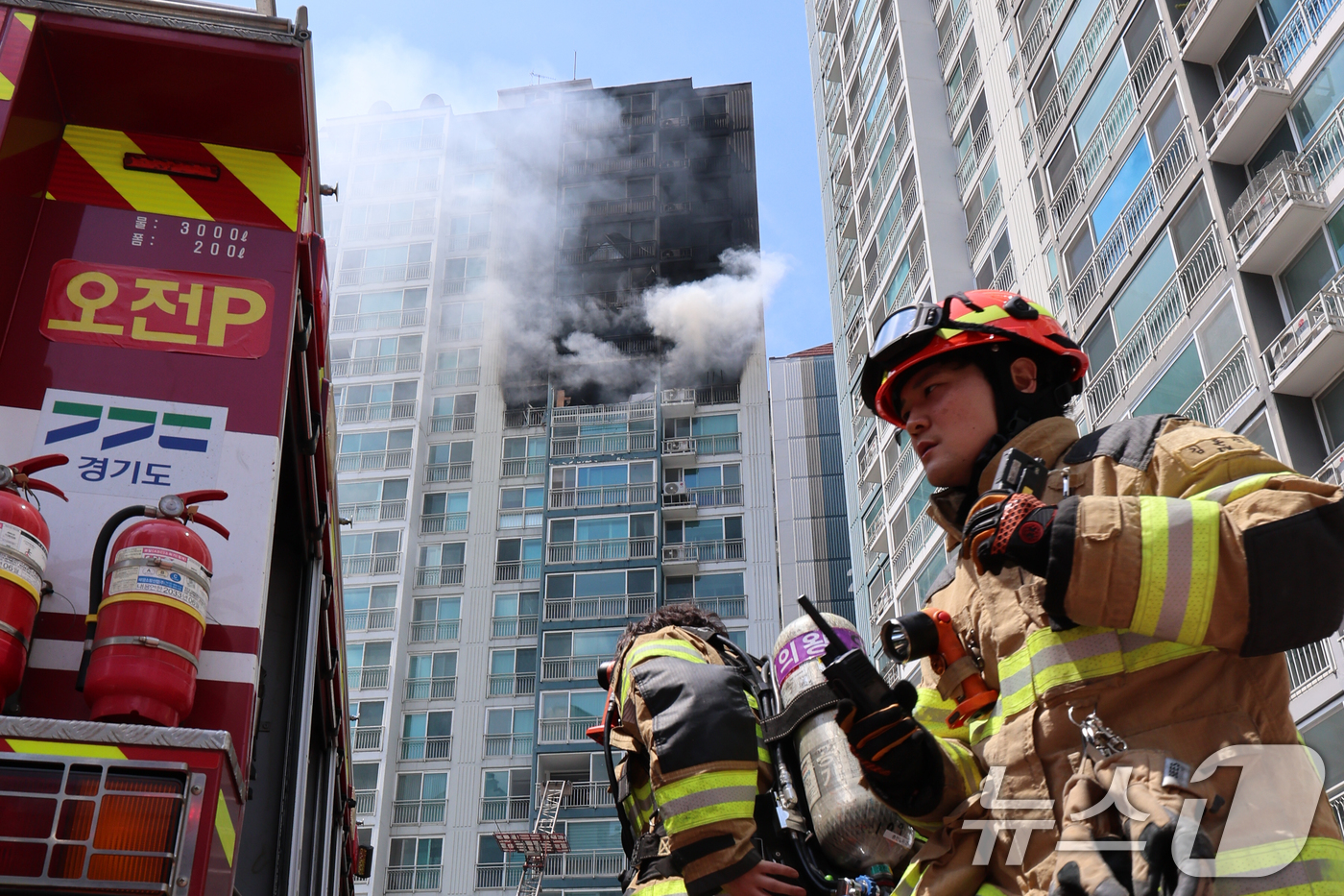 (의왕=뉴스1) 안은나 기자 = 30일 경기 의왕시 내손동 아파트 단지에서 화재가 발생해 소방대원들이 진압하고 있다. 이번 화재로 2명이 사망했다. 2026.4.30/뉴스1