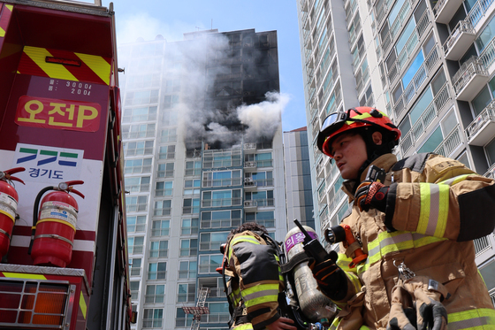 의왕 아파트 화재로 2명 사망, 분주한 소방