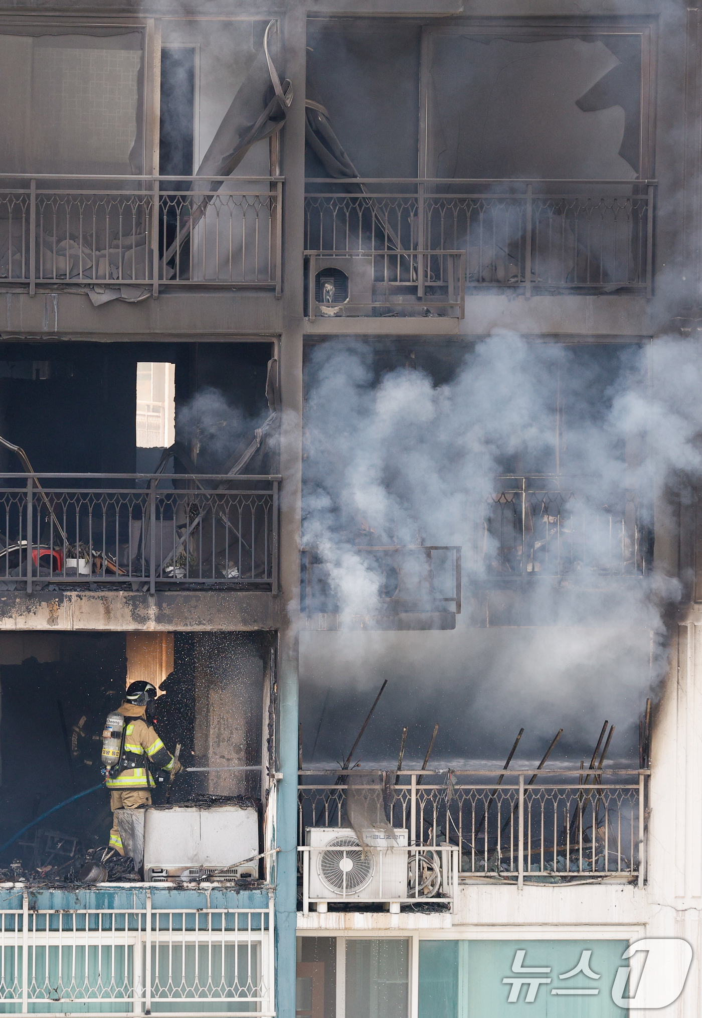 (의왕=뉴스1) 안은나 기자 = 30일 경기 의왕시 내손동 아파트 단지에서 화재가 발생해 소방대원들이 진압하고 있다. 이번 화재로 2명이 사망했다. 2026.4.30/뉴스1