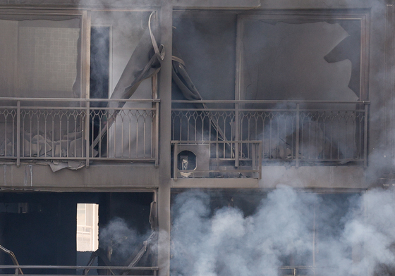 의왕 아파트 화재로 2명 사망, 불끄는 소방대원