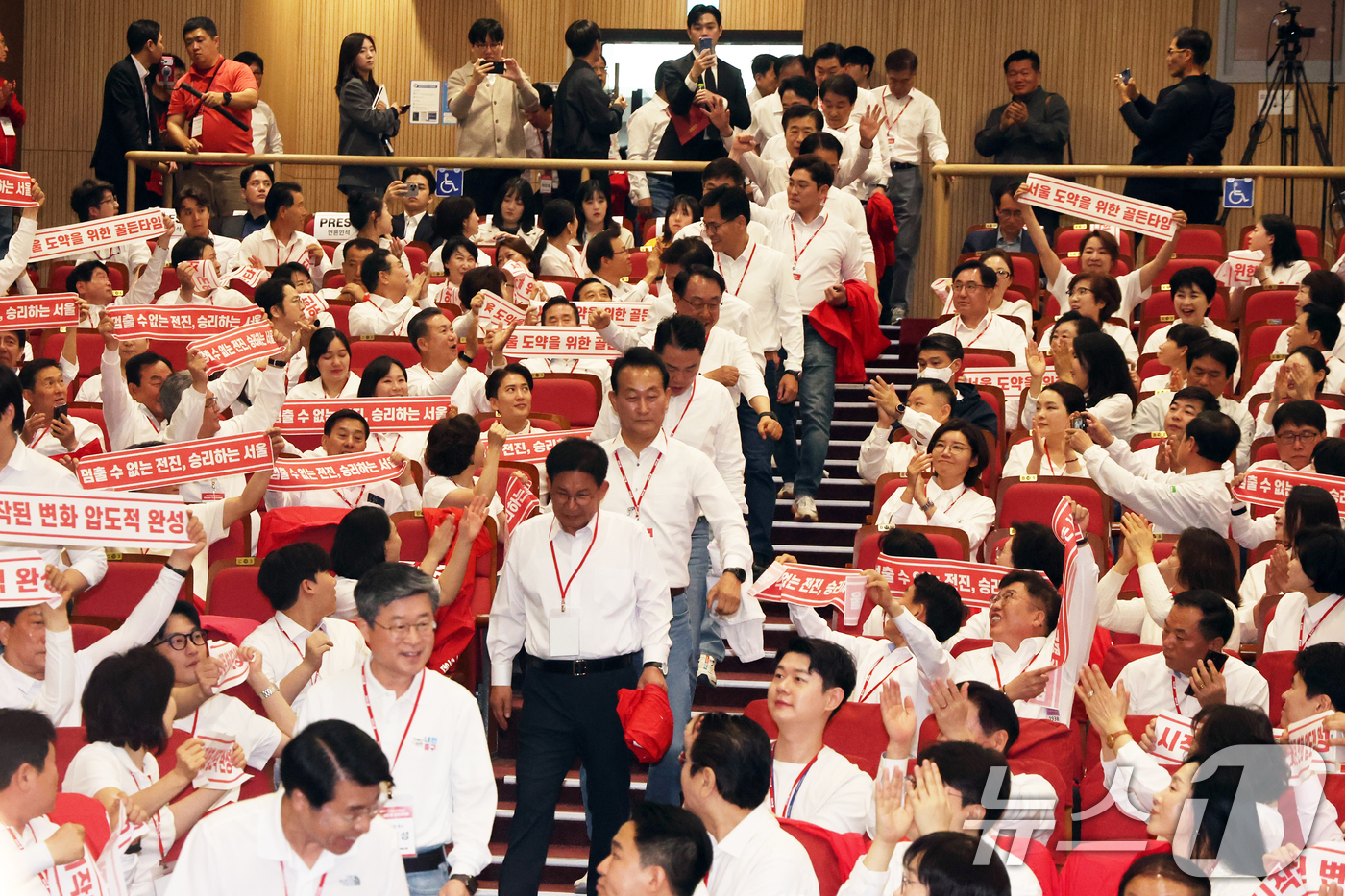 (서울=뉴스1) 황기선 기자 = 국민의힘 서울시당 기초단체장 후보자들이 30일 오전 서울 여의도 국회에서 열린 '제9회 전국동시지방선거 국민의힘 서울시당 필승결의 및 공천자대회에 …