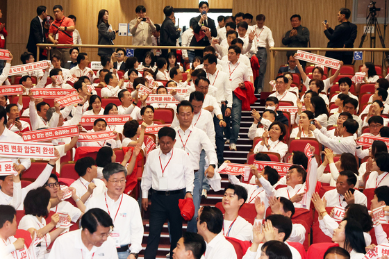 함께 입장하는 국민의힘 서울시 기초단체장 후보자들