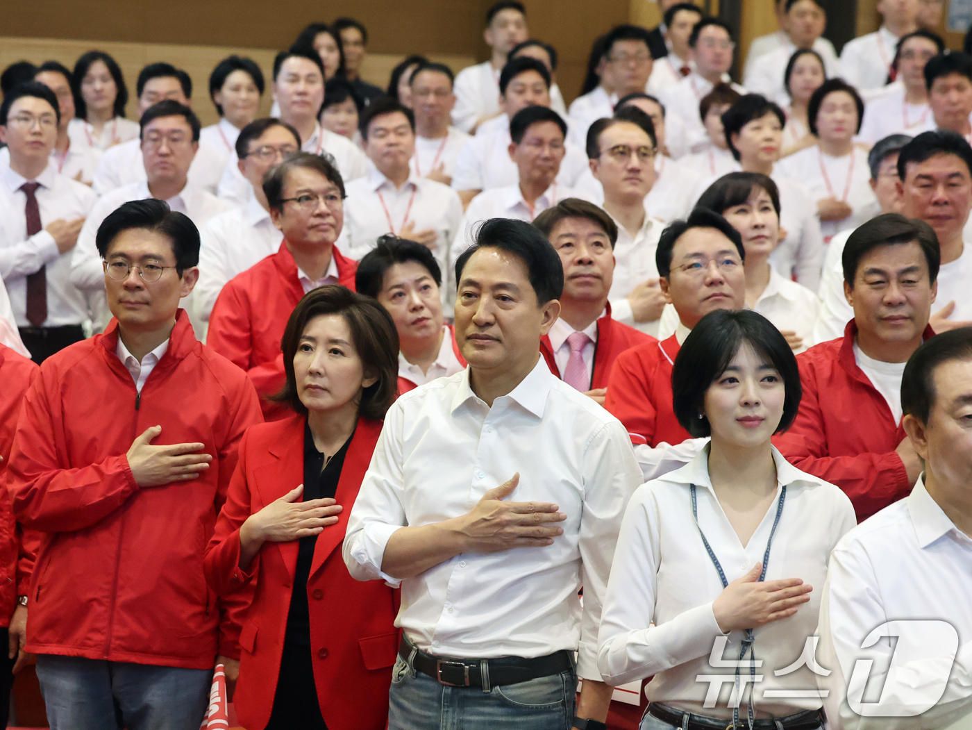 (서울=뉴스1) 황기선 기자 = 오세훈 국민의힘 서울시장 후보와 배현진 서울시당위원장이 30일 오전 서울 여의도 국회에서 열린 '제9회 전국동시지방선거 국민의힘 서울시당 필승결의 …