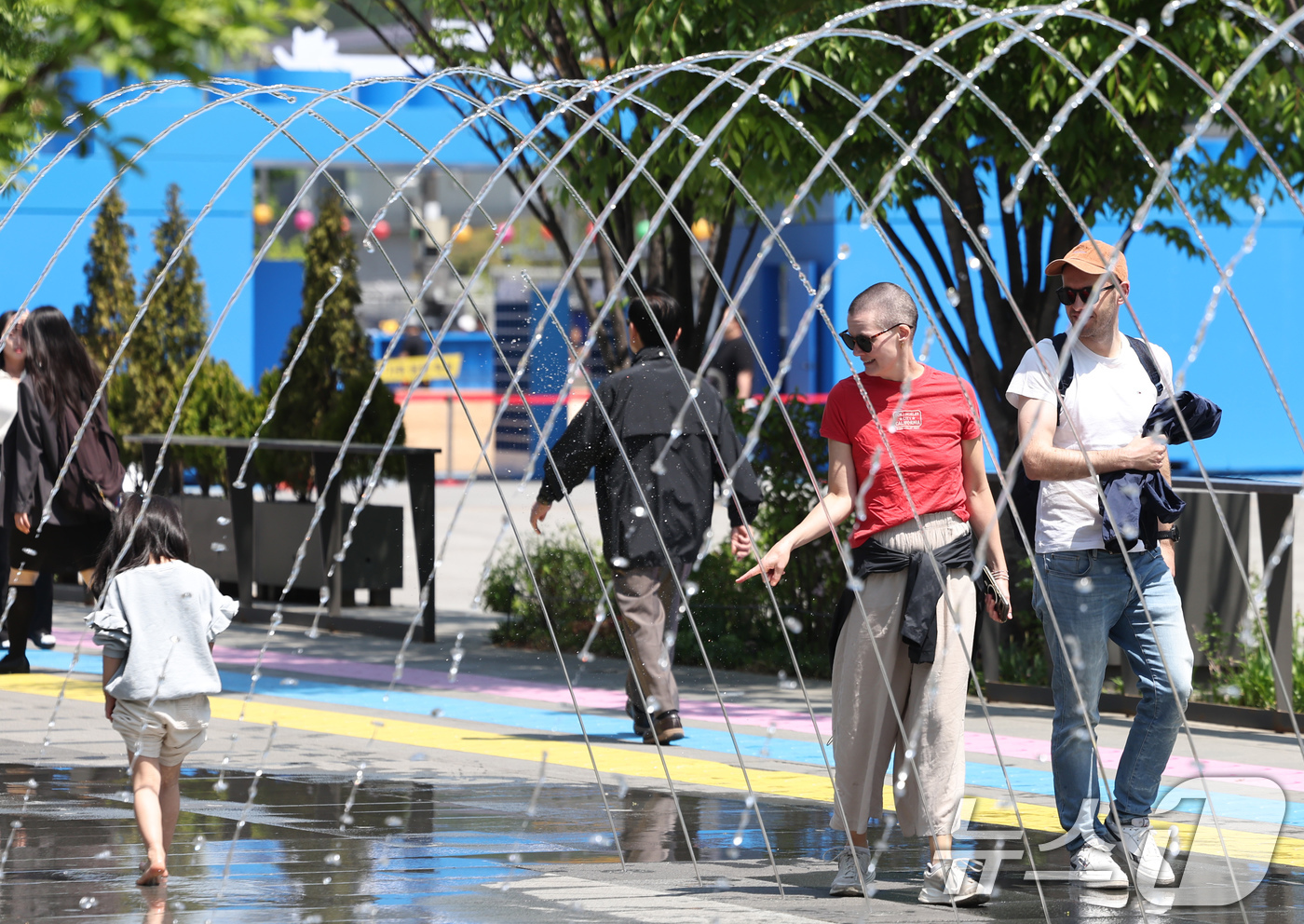 (서울=뉴스1) 임지훈 인턴기자 = 서울 낮 최고 기온이 22도까지 오르는 등 따듯한 봄 날씨를 보인 30일 서울 종로구 광화문광장을 찾은 외국인 관광객이 분수 터널 옆을 지나가며 …